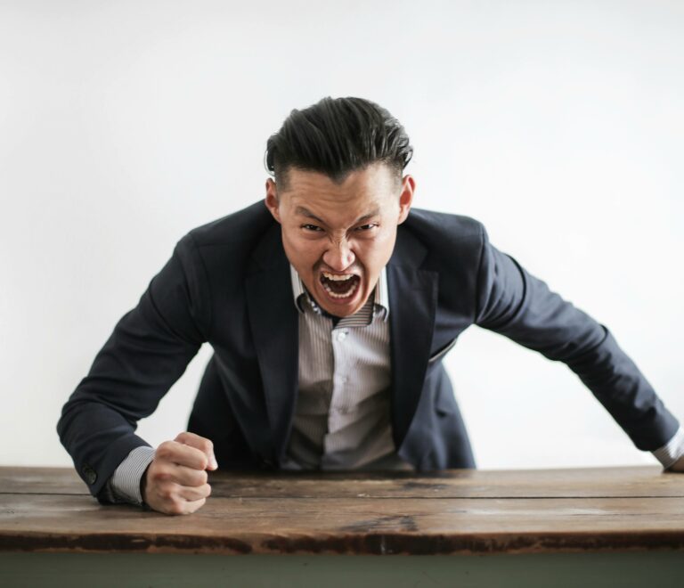 La colère, une alliée méconnue : comment l’hypnose aide à décoder les messages de nos émotions fortes !